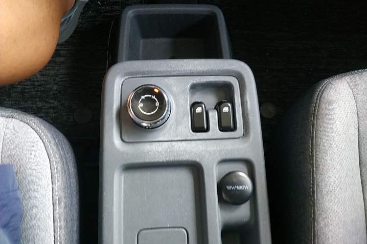 Used Wuling Yangguang 2024 300km Comfort Version with Sealed Windows 60kW Gear Lever