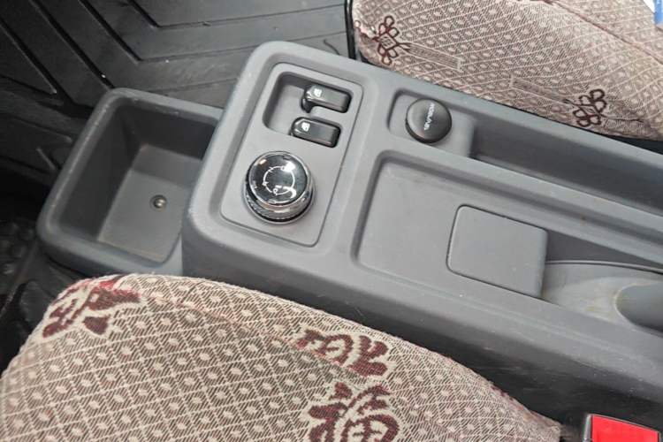 Used Wuling Yangguang 2024 300KM Comfort Version Passenger Van 75kW Gear Lever