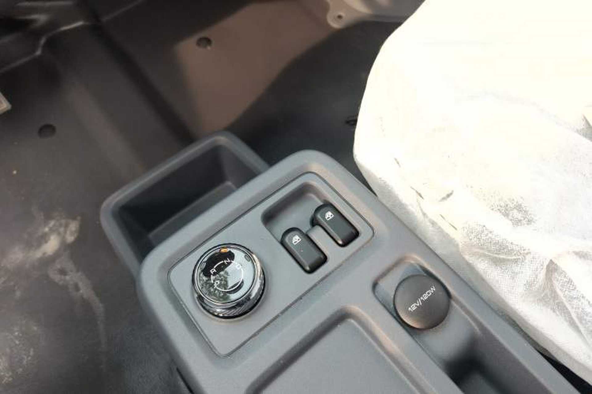 Used Wuling Yangguang 2024 300KM Comfort Version Passenger Van 75kW Gear Lever