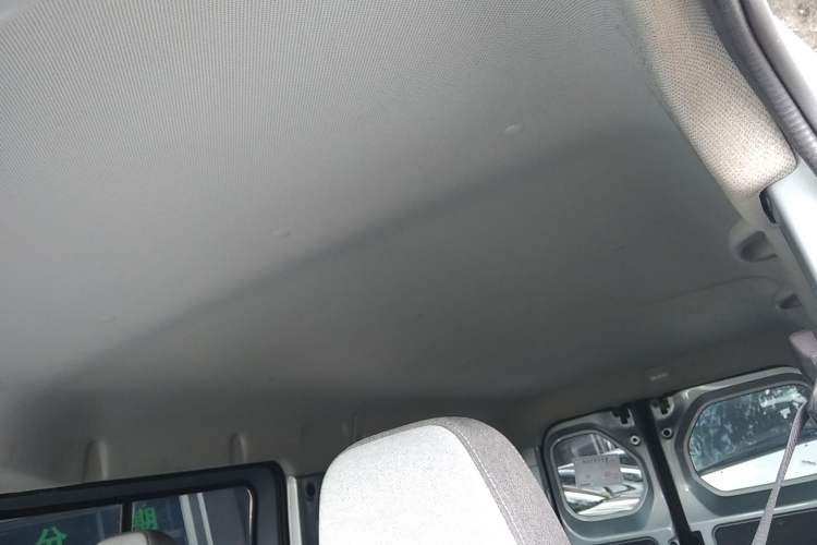 Used Wuling Yangguang 2024 300KM Comfort Version Passenger Van 75kW Headliner