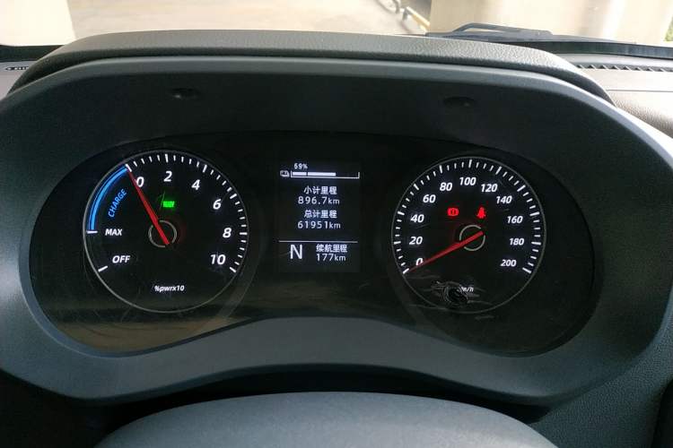 Used Wuling Yangguang 2024 300km Comfort Version with Sealed Windows 60kW Instrument Cluster