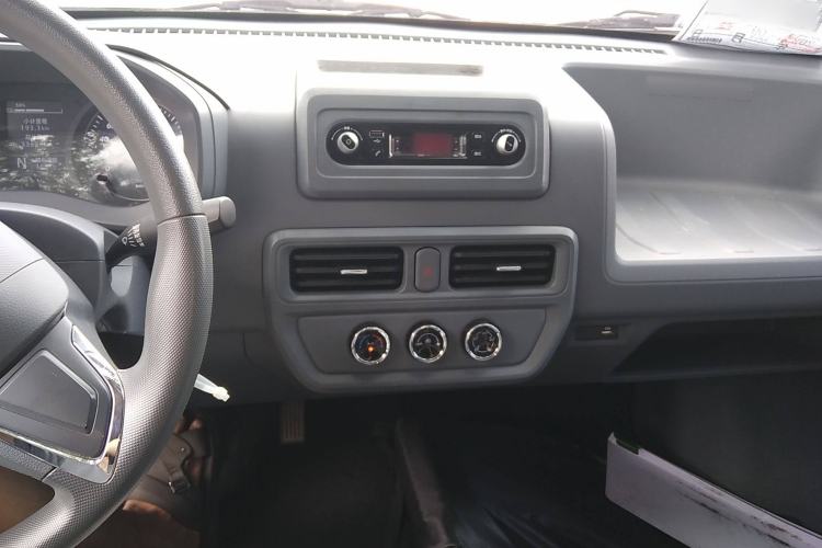 Used Wuling Yangguang 2024 300KM Comfort Version Passenger Van 75kW Interior 2