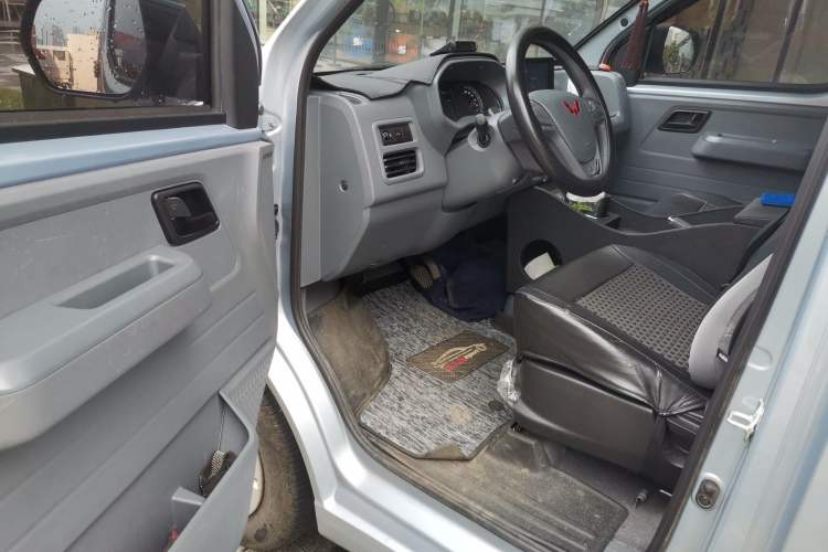 Used Wuling Yangguang 2024 300km Comfort Version with Sealed Windows 60kW Interior 3