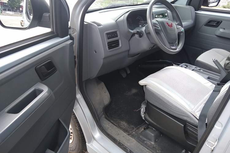 Used Wuling Yangguang 2024 300KM Comfort Version Passenger Van 75kW Interior 3
