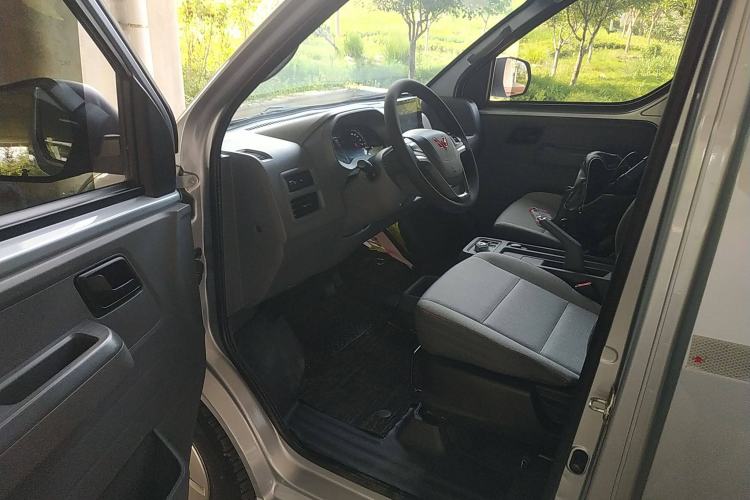 Used Wuling Yangguang 2024 300km Comfort Version with Sealed Windows 60kW Interior 3