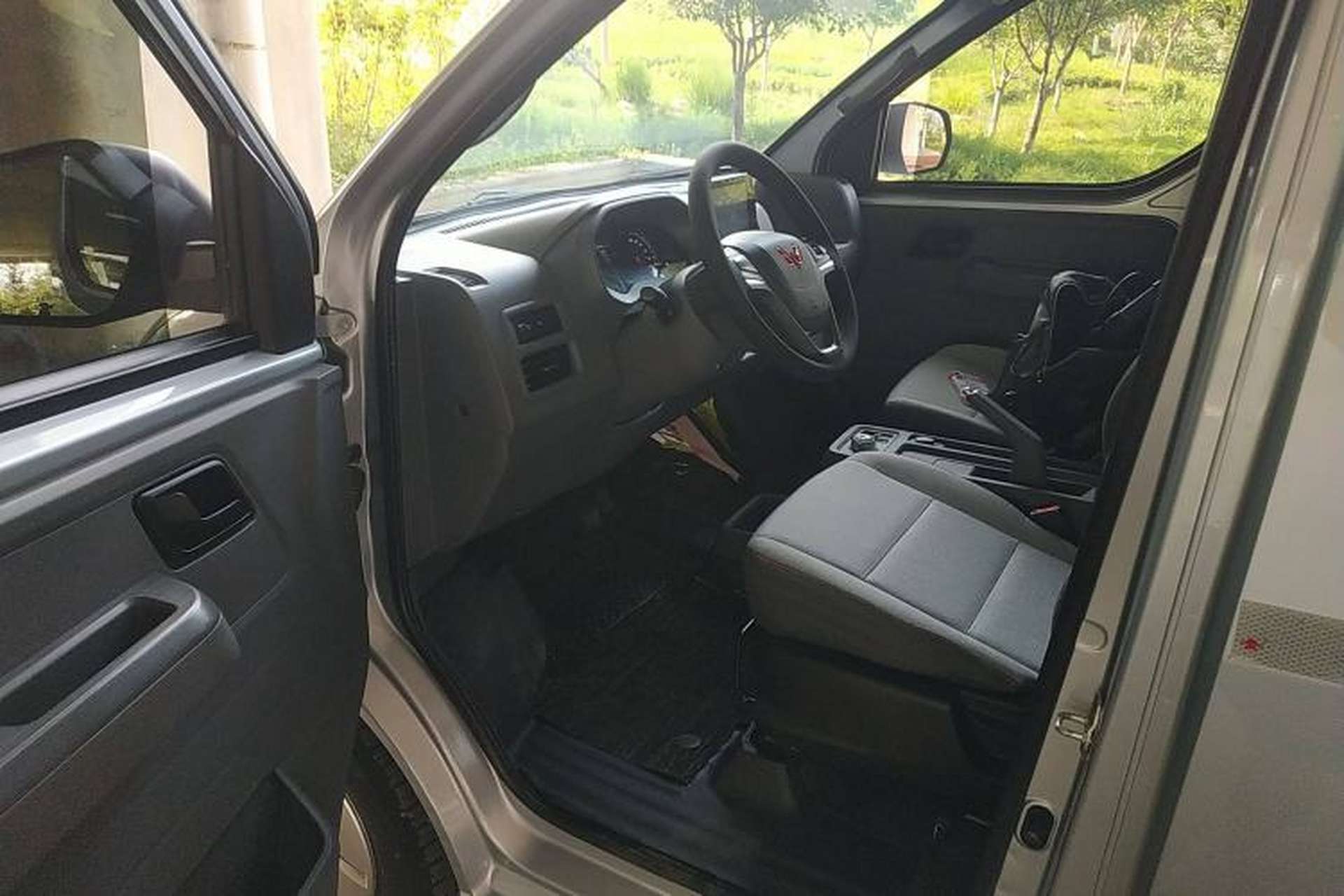 Used Wuling Yangguang 2024 300km Comfort Version with Sealed Windows 60kW Interior 3