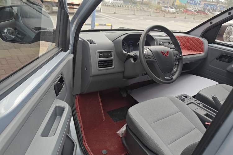 Used Wuling Yangguang 2024 300KM Comfort Version Passenger Van 75kW Interior 3