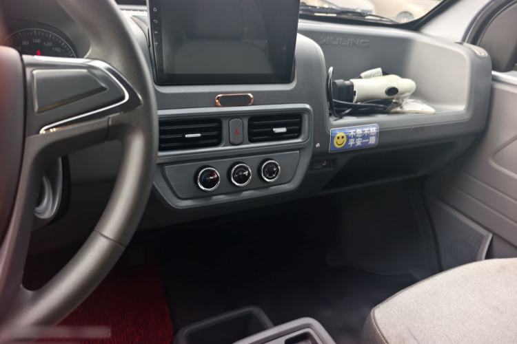 Used Wuling Yangguang 2024 300KM Comfort Version Passenger Van 75kW Interior 4