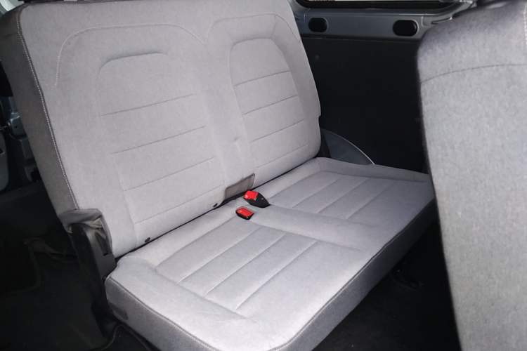 Used Wuling Yangguang 2024 300KM Comfort Version Passenger Van 75kW Interior 4