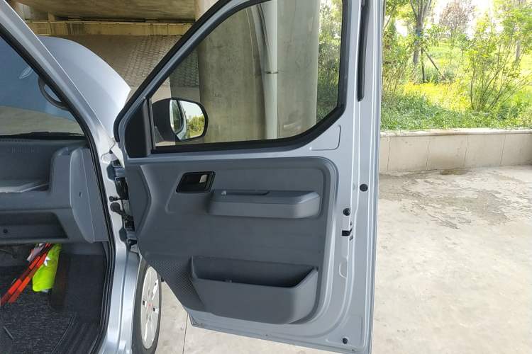 Used Wuling Yangguang 2024 300km Comfort Version with Sealed Windows 60kW Interior 5