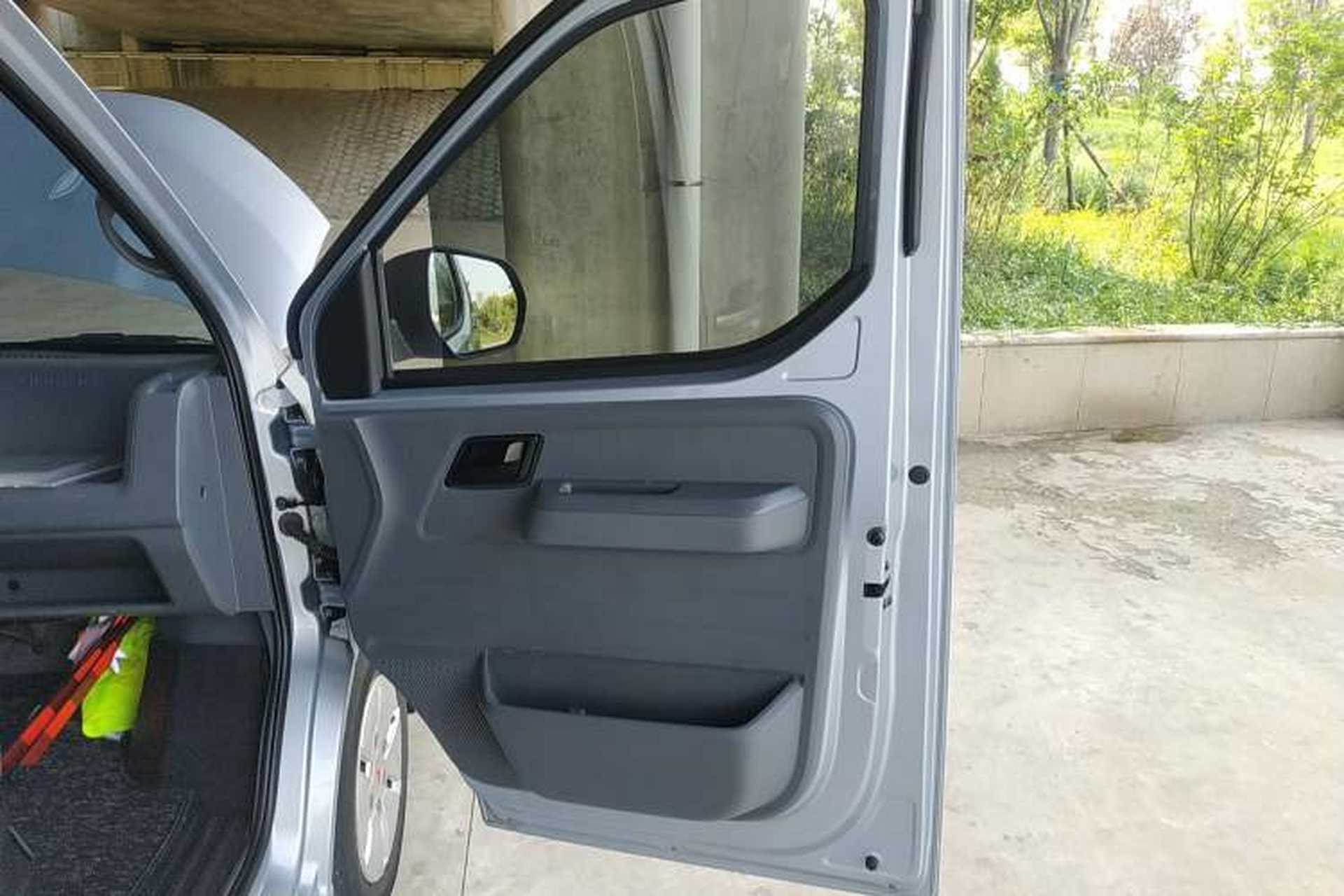 Used Wuling Yangguang 2024 300km Comfort Version with Sealed Windows 60kW Interior 5