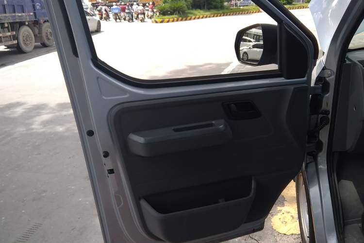 Used Wuling Yangguang 2024 300KM Comfort Version Passenger Van 75kW Interior 7