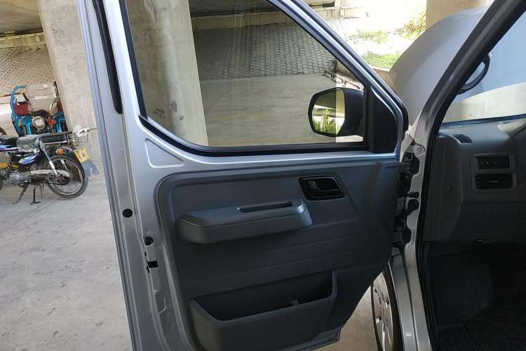 Used Wuling Yangguang 2024 300km Comfort Version with Sealed Windows 60kW Interior 7