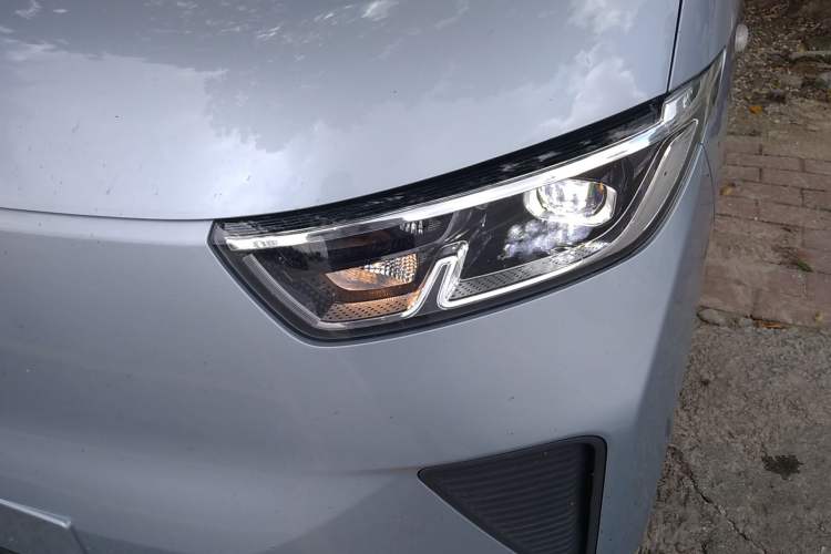 Used Wuling Yangguang 2024 300KM Comfort Version Passenger Van 75kW Left Front Headlight