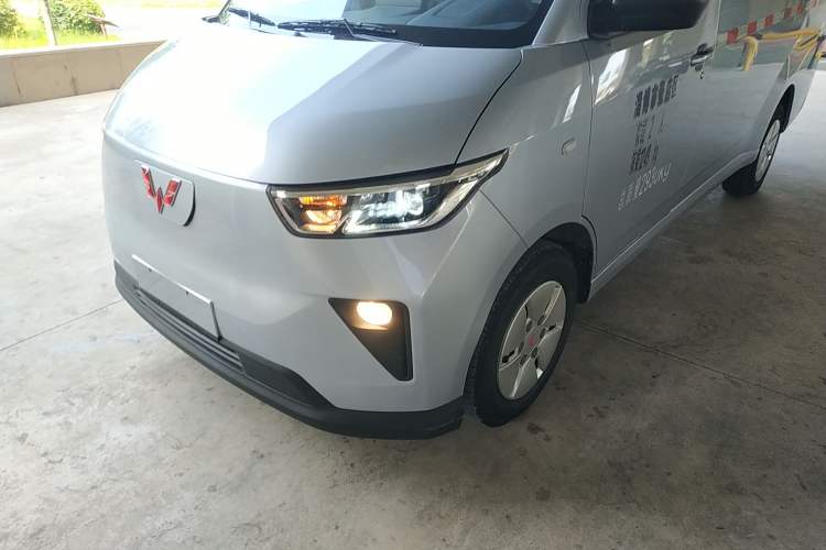 Used Wuling Yangguang 2024 300km Comfort Version with Sealed Windows 60kW Left Front Headlight