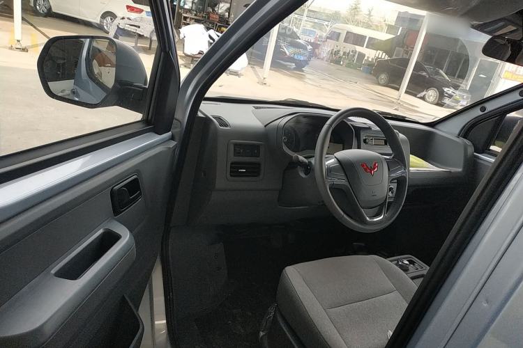 Used Wuling Yangguang 2024 300KM Comfort Version Passenger Van 75kW Left Front Seat