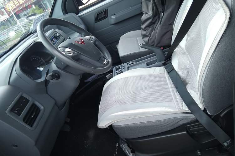 Used Wuling Yangguang 2024 300KM Comfort Version Passenger Van 75kW Left Front Seat