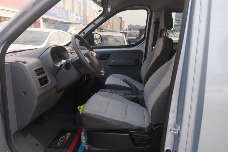 Used Wuling Yangguang 2024 300KM Comfort Version Passenger Van 75kW Left Front Seat