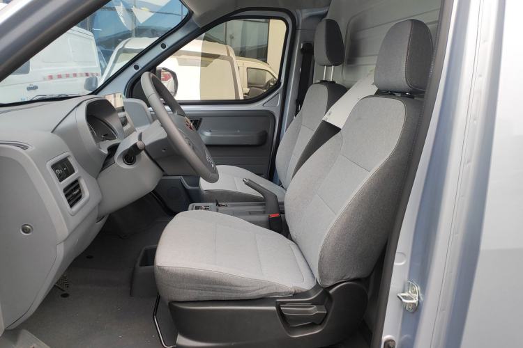 Used Wuling Yangguang 2024 300km Comfort Version with Sealed Windows 75kW Left Front Seat