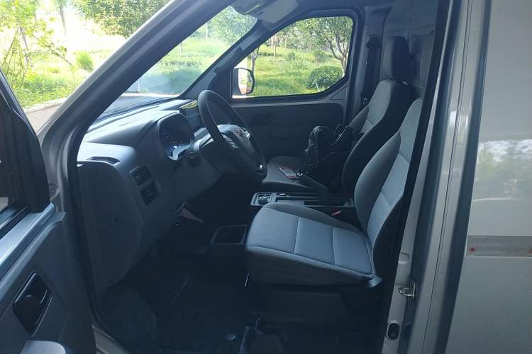 Used Wuling Yangguang 2024 300km Comfort Version with Sealed Windows 60kW Left Front Seat