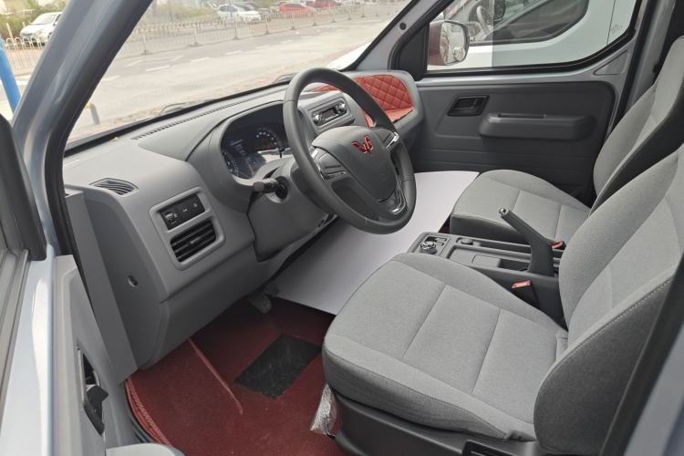Used Wuling Yangguang 2024 300KM Comfort Version Passenger Van 75kW Left Front Seat