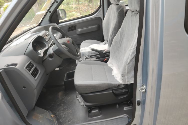Used Wuling Yangguang 2024 300KM Comfort Version Passenger Van 75kW Left Front Seat