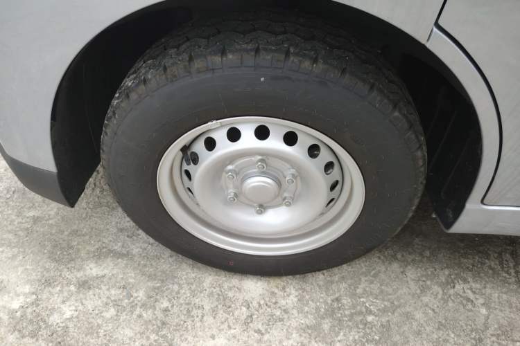 Used Wuling Yangguang 2024 300KM Comfort Version Passenger Van 75kW Left Front Wheel Hub