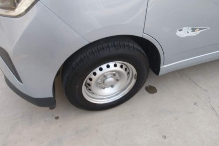 Used Wuling Yangguang 2024 300KM Comfort Version Passenger Van 75kW Left Front Wheel Hub