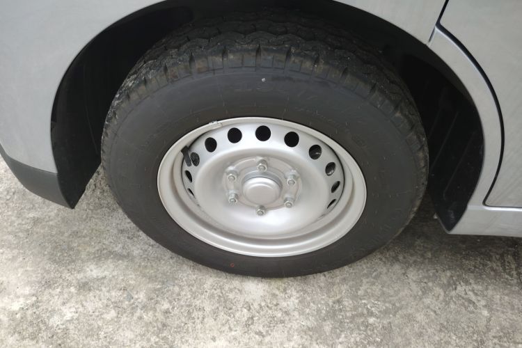 Used Wuling Yangguang 2024 300KM Comfort Version Passenger Van 75kW Left Front Wheel Hub