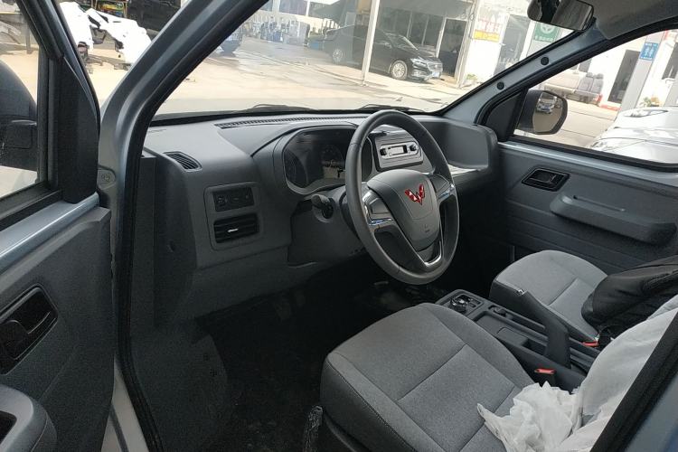 Used Wuling Yangguang 2024 300KM Comfort Version Passenger Van 75kW Left Rear Seat