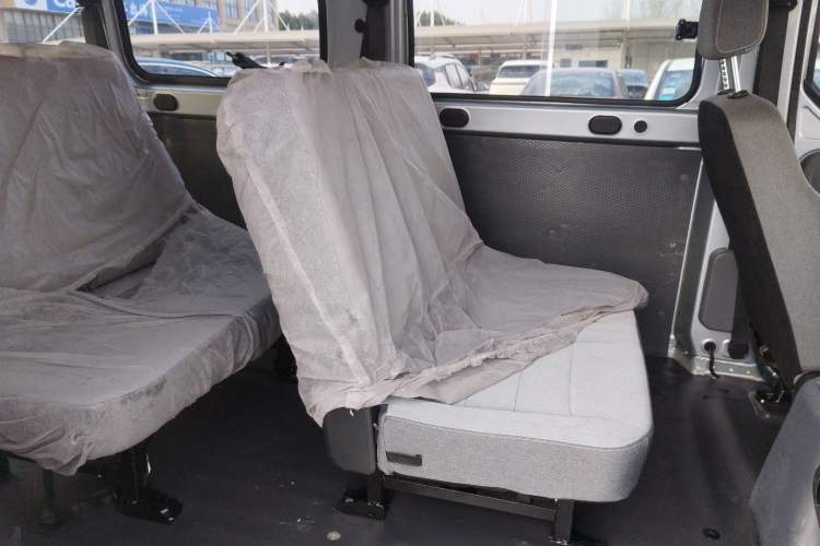 Used Wuling Yangguang 2024 300KM Comfort Version Passenger Van 75kW Left Rear Seat