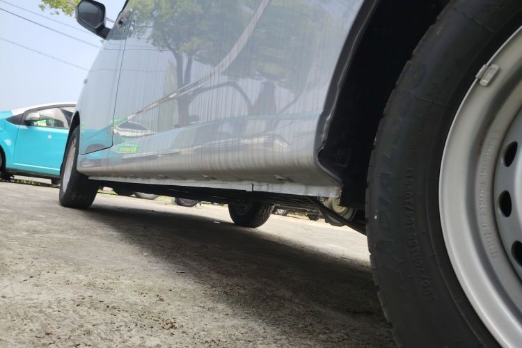 Used Wuling Yangguang 2024 300KM Comfort Version Passenger Van 75kW Left Side Sill