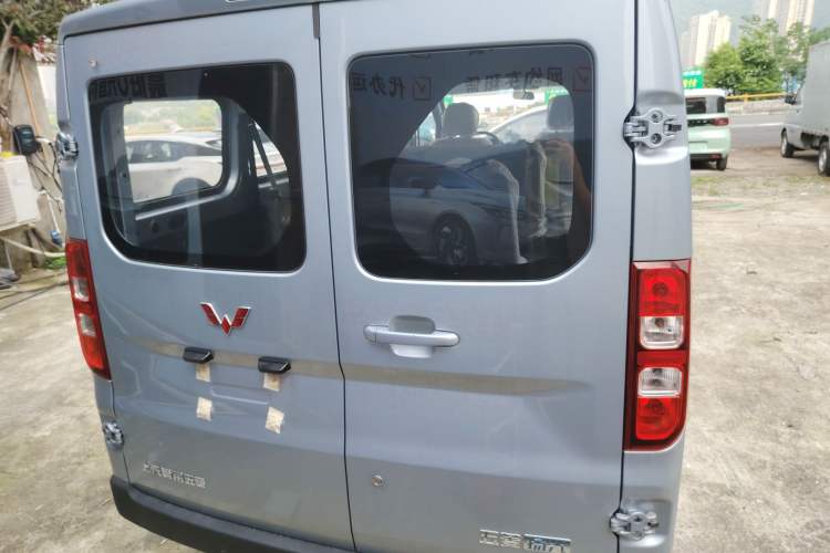 Used Wuling Yangguang 2024 300KM Comfort Version Passenger Van 75kW Rear