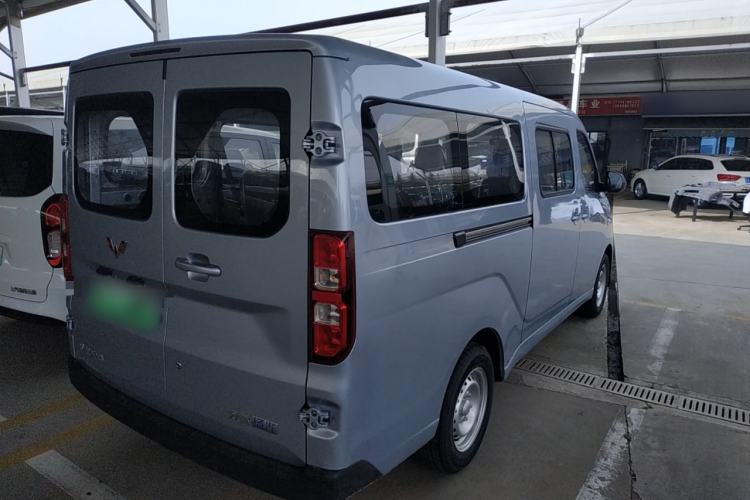 Used Wuling Yangguang 2024 300KM Comfort Version Passenger Van 75kW Rear Right 45 Deg