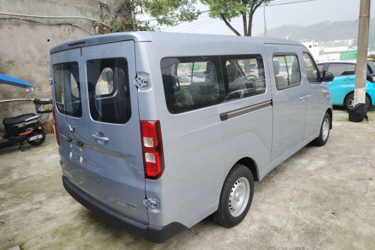Used Wuling Yangguang 2024 300KM Comfort Version Passenger Van 75kW Rear Right 45 Deg