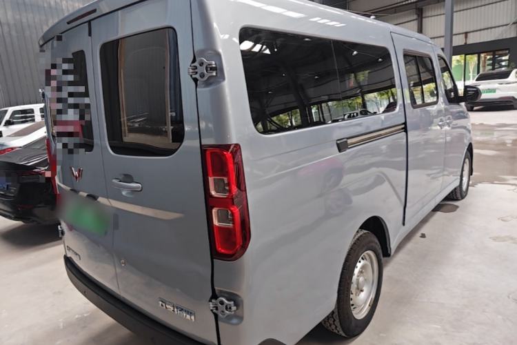 Used Wuling Yangguang 2024 300KM Comfort Version Passenger Van 75kW Rear Right 45 Deg