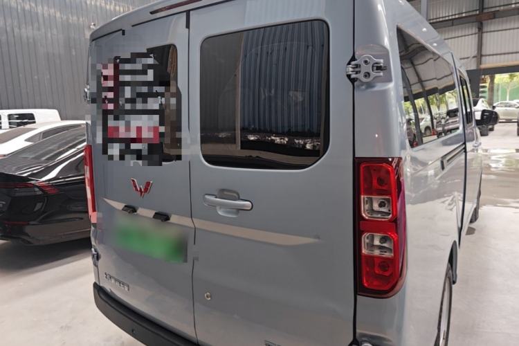 Used Wuling Yangguang 2024 300KM Comfort Version Passenger Van 75kW Rear