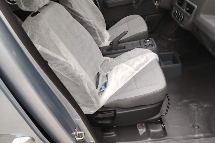 Used Wuling Yangguang 2024 300KM Comfort Version Passenger Van 75kW Right Front Seat