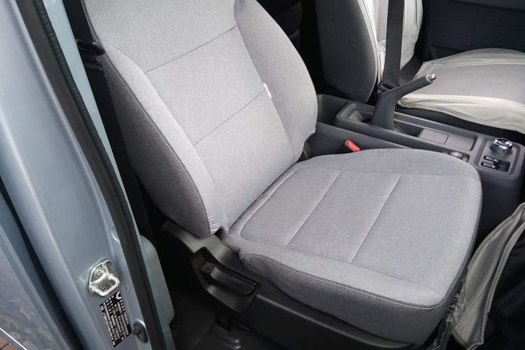 Used Wuling Yangguang 2024 300KM Comfort Version Passenger Van 75kW Right Front Seat