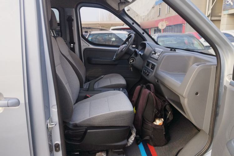 Used Wuling Yangguang 2024 300KM Comfort Version Passenger Van 75kW Right Front Seat