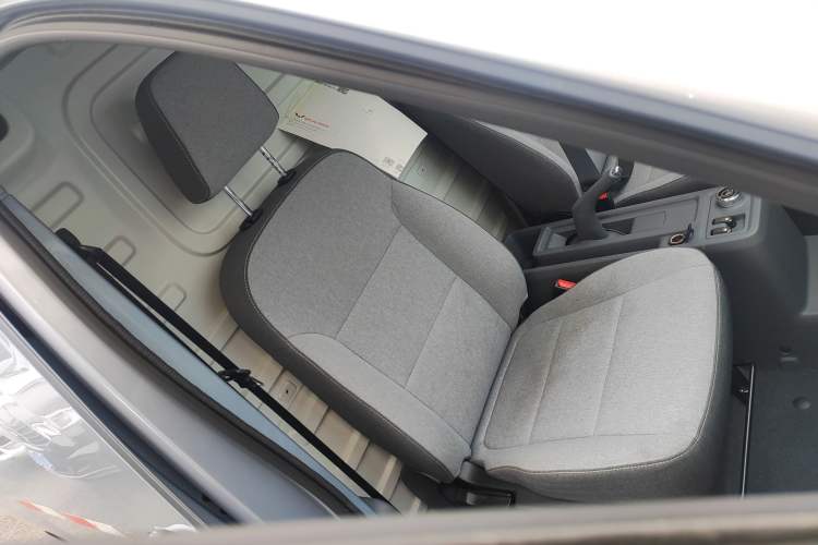 Used Wuling Yangguang 2024 300km Comfort Version with Sealed Windows 75kW Right Front Seat