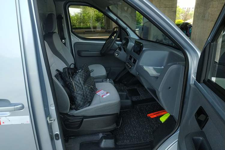 Used Wuling Yangguang 2024 300km Comfort Version with Sealed Windows 60kW Right Front Seat