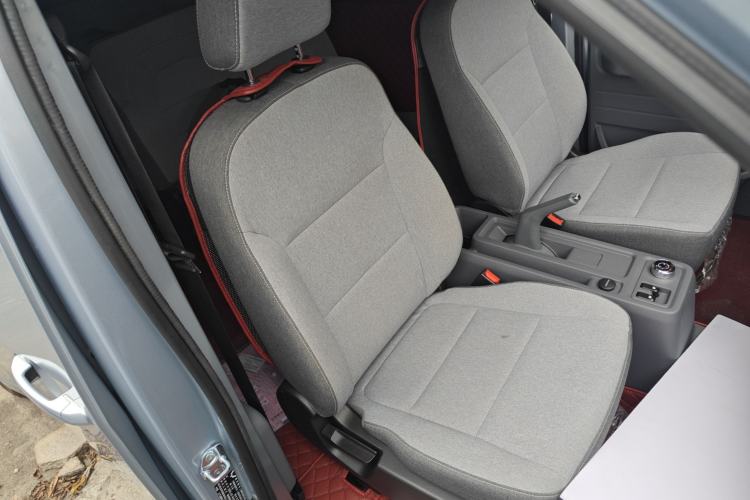 Used Wuling Yangguang 2024 300KM Comfort Version Passenger Van 75kW Right Front Seat