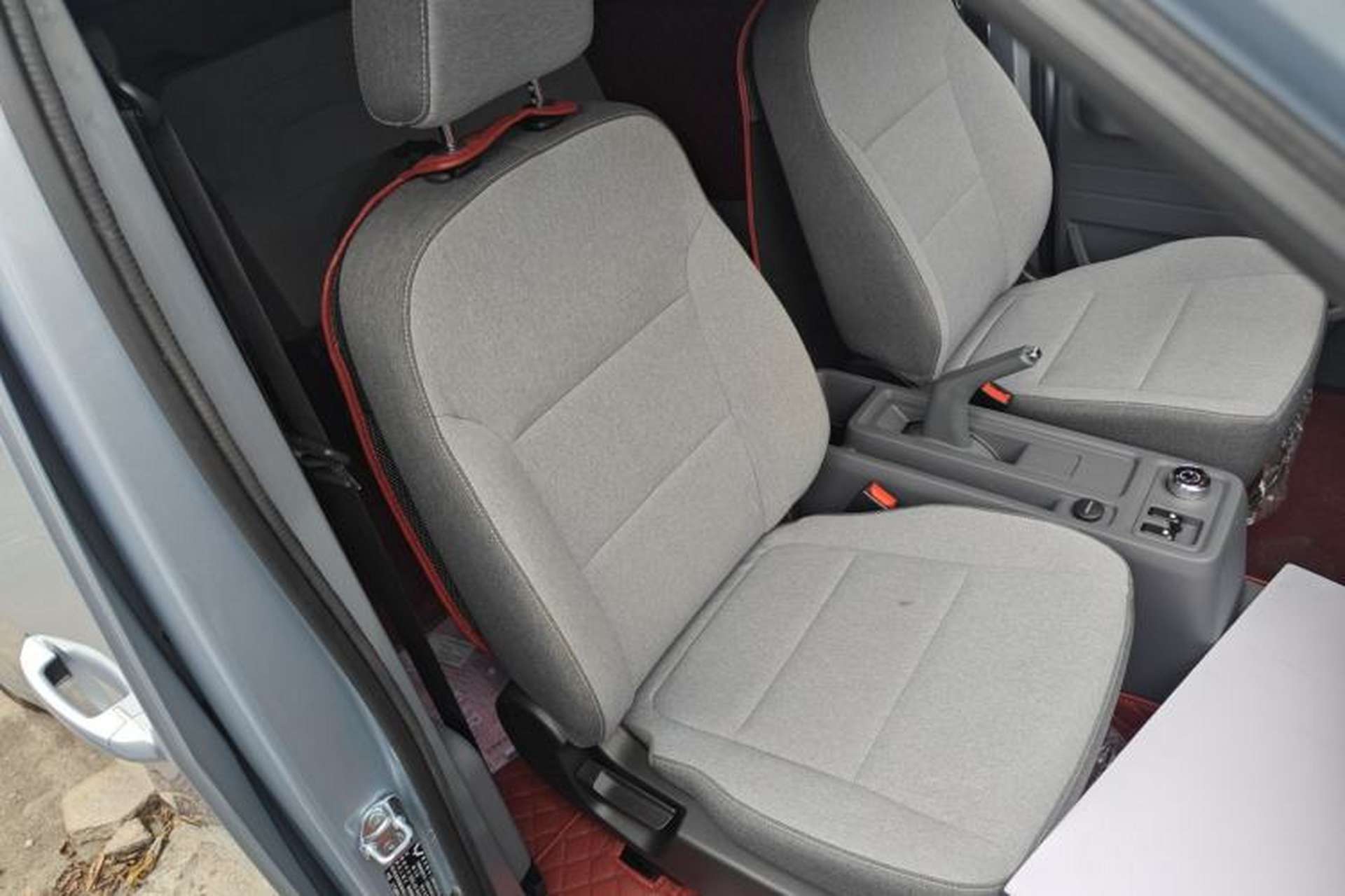 Used Wuling Yangguang 2024 300KM Comfort Version Passenger Van 75kW Right Front Seat