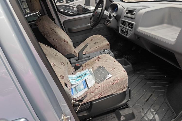 Used Wuling Yangguang 2024 300KM Comfort Version Passenger Van 75kW Right Front Seat