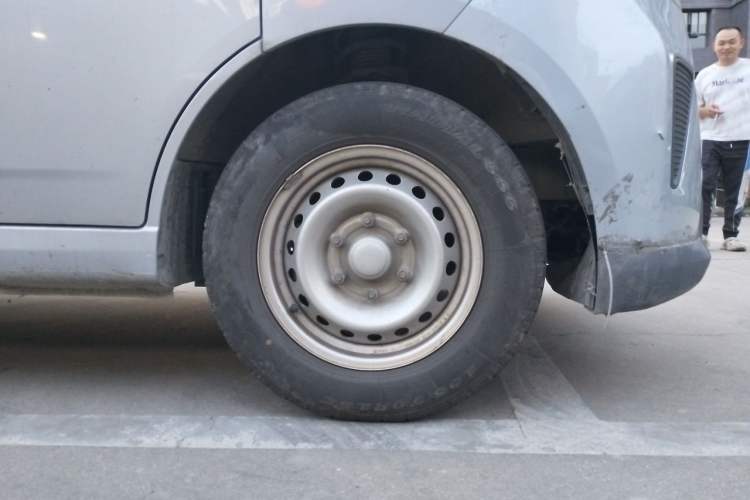 Used Wuling Yangguang 2024 300KM Comfort Version Passenger Van 75kW Right Front Wheel Hub