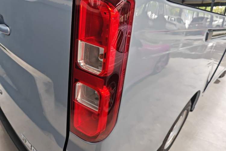Used Wuling Yangguang 2024 300KM Comfort Version Passenger Van 75kW Right Rear Taillight