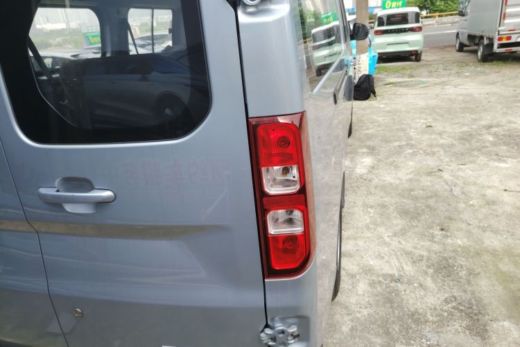 Used Wuling Yangguang 2024 300KM Comfort Version Passenger Van 75kW Right Rear Taillight