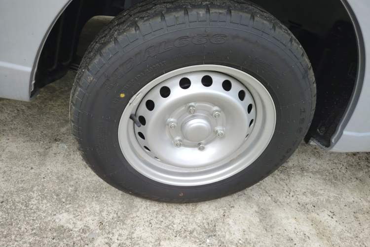 Used Wuling Yangguang 2024 300KM Comfort Version Passenger Van 75kW Right Rear Wheel Hub
