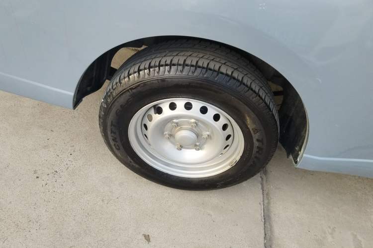 Used Wuling Yangguang 2024 300KM Comfort Version Passenger Van 75kW Right Rear Wheel Hub